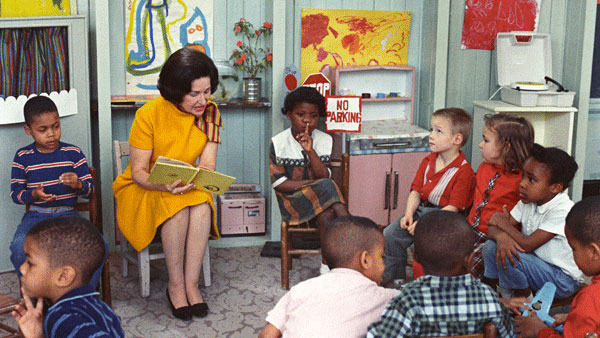 Lady_Bird_Johnson_Visiting_a_Classroom_for_Project_Head_Start_1966