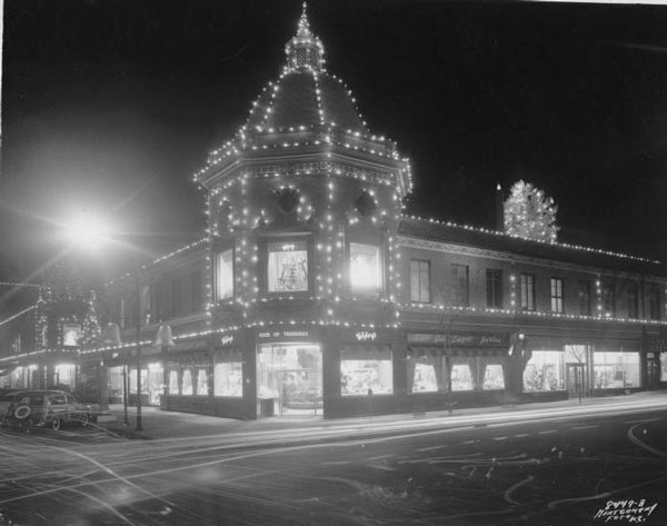 The Plaza lights in 1955. Courtesy Kansas City Public Library, Missouri Valley Special Collections.