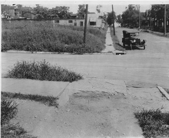 Cutline: Street scene in a residential district 1922. Courtesy Kansas City Public Library/ Missouri Valley Special Collections.