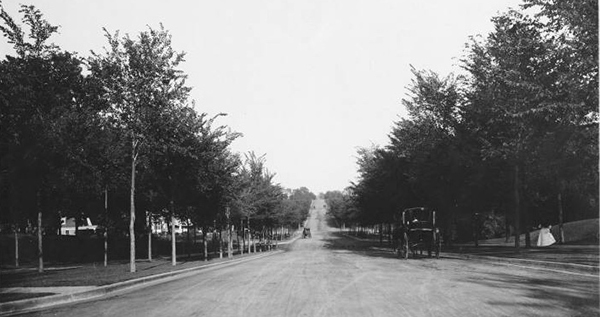 In the year 1905, Armour Boulevard was still a wide dirt road, but well-off Kansas City families were moving to the new area called Hyde Park and building modern new mansions. This photo was taken that year along Armour looking east from Warwick. 
