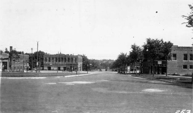 Westport Road and Broadway in 1915. Courtesy Kansas City Public Library Missouri Valley Special Collections. 
